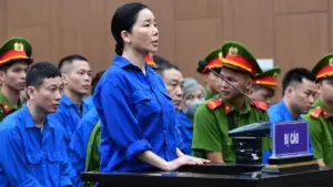 Bác sĩ khai Nguyễn Thị Mai Anh cho 5 triệu đồng làm quà Tết thiếu nhi cho con chủ tọa trong vụ án tại Viện Pháp y tâm thần Trung ương.