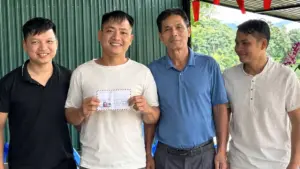 Nguyễn Văn Cao ở Nghệ An chạy xe máy đón đầu, lao xuống sông Hiếu cứu cụ bà 72 tuổi bị lũ cuốn giữa dòng nước xiết.