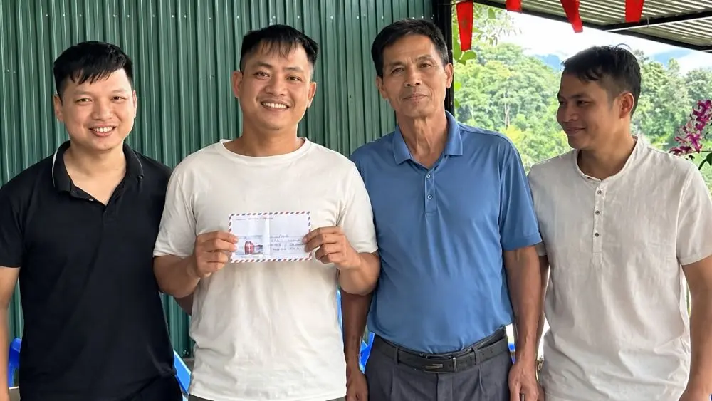 Nguyễn Văn Cao ở Nghệ An chạy xe máy đón đầu, lao xuống sông Hiếu cứu cụ bà 72 tuổi bị lũ cuốn giữa dòng nước xiết.