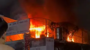 Nhà ba tầng cháy ngùn ngụt tại TP HCM, mẹ và con gái kịp thoát ra ngoài. Hàng chục chiến sĩ được huy động dập lửa.