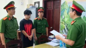 Công an TP Cần Thơ phát hiện kho thuốc lá điện tử trị giá hơn 700 triệu đồng, thu giữ 3.590 sản phẩm và bắt tạm giam một người.