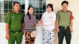 Nhặt được dây chuyền vàng, người bán vé số đã làm việc ý nghĩa khiến chủ nhân xúc động. Câu chuyện đẹp về sự trung thực, tử tế