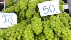 Nho mẫu đơn từng có giá hàng trăm nghìn đồng/kg nay được bán 30.000-40.000 đồng/kg tại chợ TPHCM. Vì sao giá giảm mạnh?