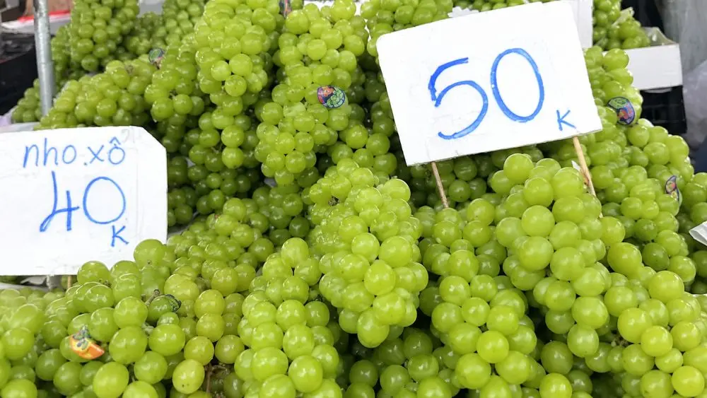 Nho mẫu đơn từng có giá hàng trăm nghìn đồng/kg nay được bán 30.000-40.000 đồng/kg tại chợ TPHCM. Vì sao giá giảm mạnh?