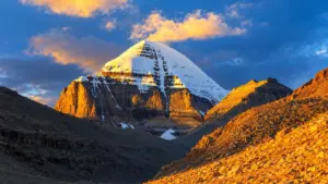 Núi Kailash ở Tây Tạng cao khoảng 6.638m nhưng chưa từng được chinh phục, một phần bởi giá trị linh thiêng với nhiều tôn giáo.