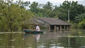 Nước lũ ngoại thành Hà Nội kéo dài khiến nhiều khu dân cư ở xã Xuân Mai vẫn ngập, người dân phải chèo thuyền giữa vùng nước lũ.