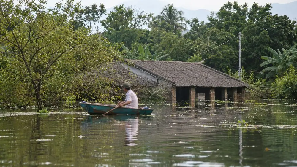 Nước lũ ngoại thành Hà Nội kéo dài khiến nhiều khu dân cư ở xã Xuân Mai vẫn ngập, người dân phải chèo thuyền giữa vùng nước lũ.