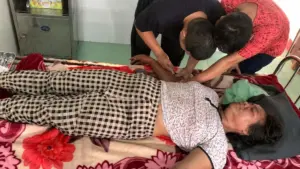 Người phụ nữ ở Quảng Trị bị ong vò vẽ đốt gần 20 nốt, hôn mê nhẹ và được cán bộ quân y cấp cứu kịp thời.