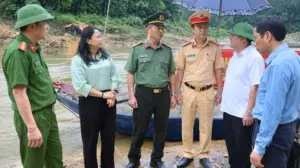 Phà hỗ trợ người dân xã Yên Hòa, Nghệ An qua sông an toàn sau khi cầu Trung Thắng bị lũ cuốn trôi.