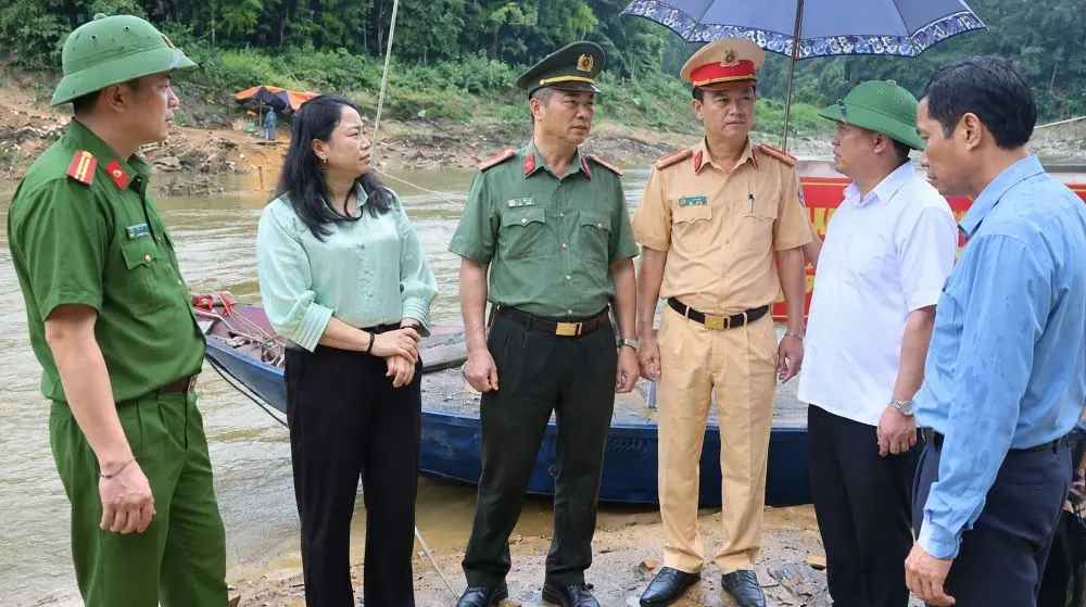 Phà hỗ trợ người dân xã Yên Hòa, Nghệ An qua sông an toàn sau khi cầu Trung Thắng bị lũ cuốn trôi.