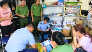 Phát hiện tiệm photocopy ở Ninh Bình tự in, bày bán nhiều đầu sách giáo khoa từ lớp 1-12 khi chưa được phép.