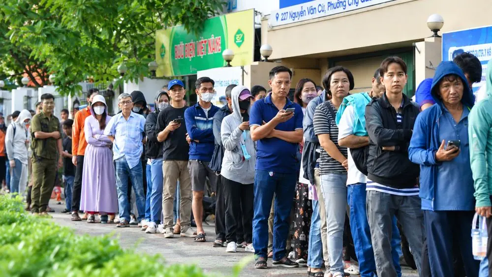 Sách giáo khoa vẫn thiếu khiến nhiều phụ huynh phải xếp hàng từ sáng sớm tại TP.HCM để tìm mua đủ sách cho con.