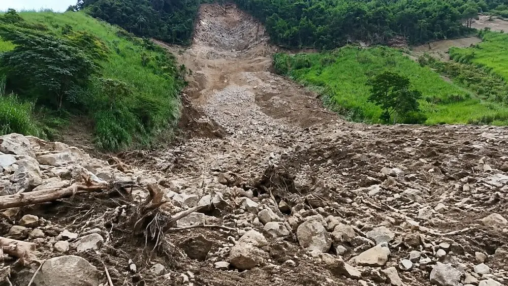 Sạt lở đất đá nghiêm trọng tại xã Mường Lống, Nghệ An khiến tuyến đường vào 4 bản bị vùi lấp, ảnh hưởng việc đi lại của người dân.