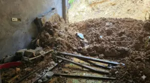 Sạt lở tại xã Đà Bắc, Phú Thọ làm sập hai phòng ngủ, vùi lấp ba người trong một gia đình rạng sáng 17/9.