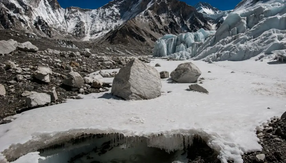 Sông băng tan nhanh tại Himalaya làm gia tăng nguy cơ lũ quét, sạt lở và các thảm họa dây chuyền tại Nepal.