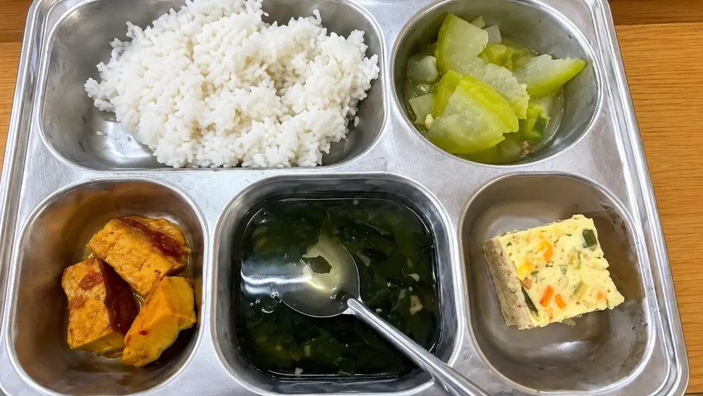 Hình ảnh suất ăn bán trú tại Trường Tiểu học Hà Huy Tập 2 ở Nghệ An gây chú ý vì khẩu phần không đồng đều, khiến phụ huynh băn khoăn.
