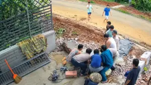 Tai nạn khi tháo dỡ cổng nhà khiến ông N.C.Q., quê Nghệ An, tử vong sau khi bị trụ bê tông đè.