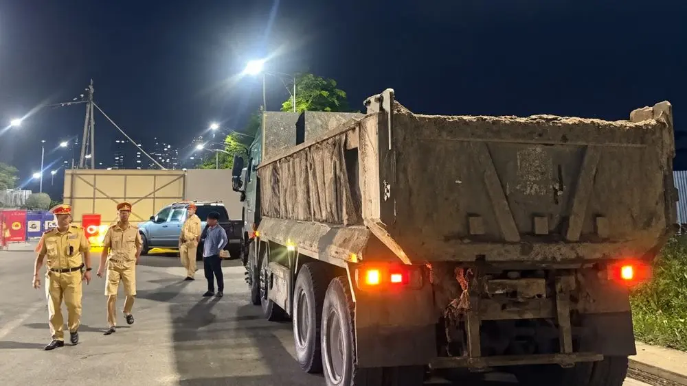 Tài xế xe tải bị phạt 23 triệu đồng, trừ 6 điểm GPLX sau khi để bùn đất che lấp biển số khi tham gia giao thông.