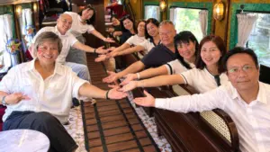 Tàu du lịch cao cấp Hà Nội - Ninh Bình mở hành trình “Kết nối miền di sản”, đưa đại biểu trải nghiệm dịch vụ và kết nối điểm đến.