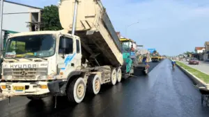 Nhà thầu thi công xuyên lễ trên quốc lộ 46 qua Nghệ An, đẩy nhanh thảm bê tông nhựa C19, quyết tâm hoàn thành trước năm học mới