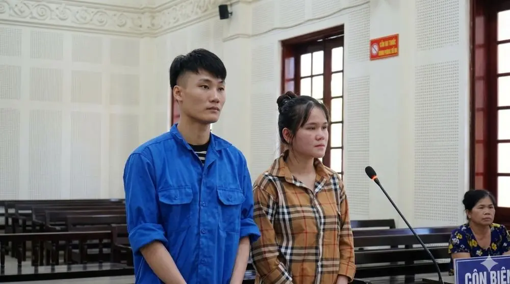 Hồ Quang Anh rủ bạn gái vận chuyển hơn 3,7kg ma túy, cả hai cùng hầu tòa và nhận mức án tương ứng.