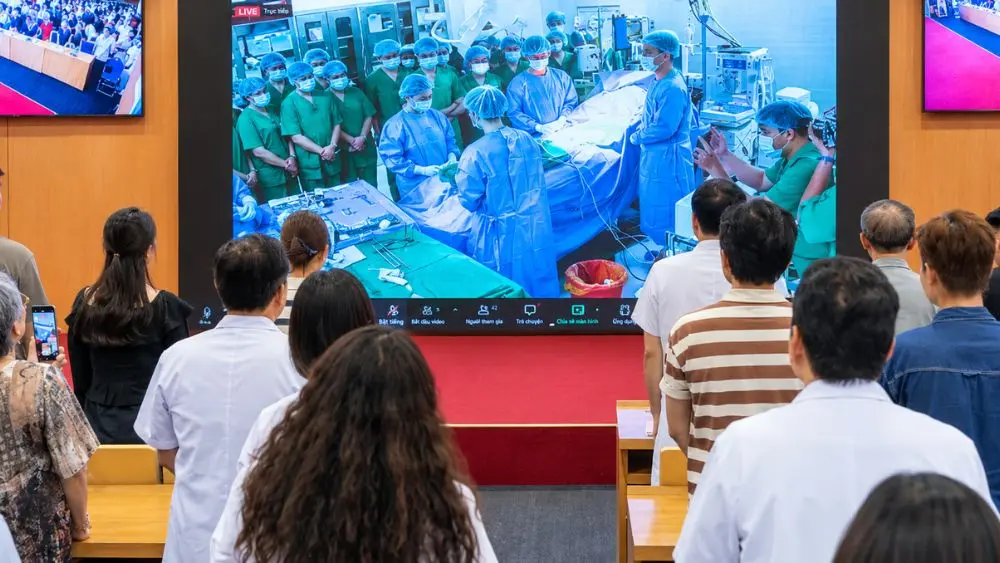 Các y bác sĩ phối hợp thực hiện ca lấy đa tạng, mở ra cơ hội sống cho những người bệnh đang chờ ghép tạng.