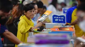Cả nước còn thiếu gần 4 triệu sách giáo khoa, tương đương 1,5% nhu cầu, trong bối cảnh nhiều phụ huynh phải tìm mua sách cho năm học mới.