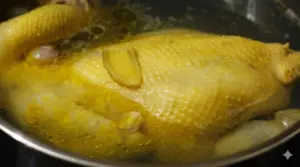 Thịt gà có thực sự kỵ tôm, tỏi và rau răm? Chuyên gia giải thích những quan niệm dân gian và lưu ý quan trọng về an toàn thực phẩm.