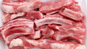 Thịt heo nhập khẩu vào Việt Nam có giá bình quân 43.000 đồng/kg, thấp hơn nhiều so với heo hơi và thịt heo pha lóc trong nước.