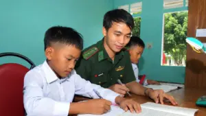 Thò Bá Xa được lính Biên phòng Nậm Càn nuôi dưỡng, kèm học suốt 7 năm, nay đỗ Trường Sĩ quan Lục quân I.