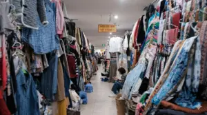 Tiểu thương tại chợ Hàng Da, Hà Nội đối mặt cảnh vắng khách, nhiều gian hàng quần áo cả ngày chỉ bán được vài món.