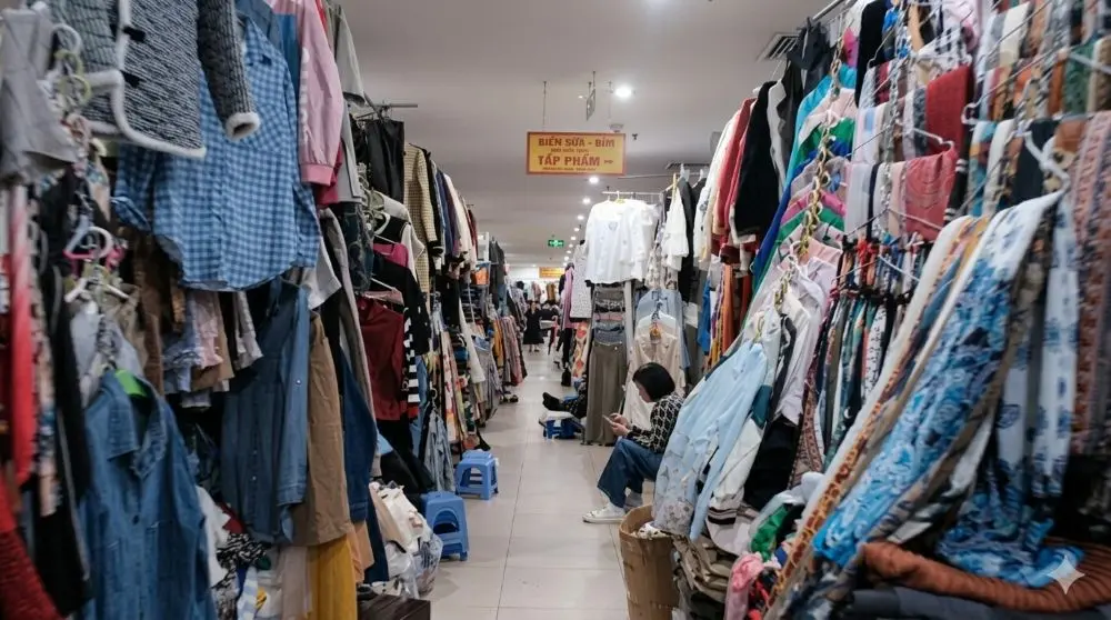 Tiểu thương tại chợ Hàng Da, Hà Nội đối mặt cảnh vắng khách, nhiều gian hàng quần áo cả ngày chỉ bán được vài món.