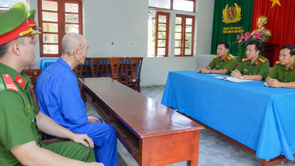 Trần Hoàng Minh, người mang biệt danh “tướng cướp Hoàng Minh”, bị bắt sau 30 năm trốn truy nã và được Công an tỉnh Vĩnh Long làm việc.