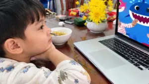 Trẻ 2 tuổi líu lo tiếng lạ sau thời gian xem nội dung trên mạng khi ăn, khiến gia đình lo lắng về khả năng ngôn ngữ.