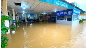 Trung tâm Y tế Hoàng Mai ngập sâu do lũ, công an dùng thuyền hỗ trợ bệnh nhân, người nhà và vận chuyển thuốc men, vật tư.