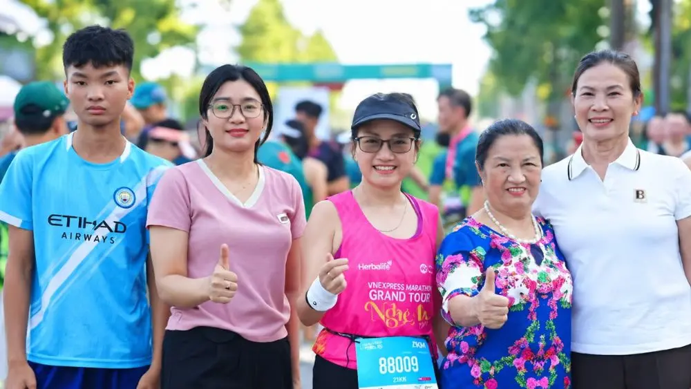 Tuệ An trở lại Nghệ An sau 24 năm xa quê, làm nữ pacer duy nhất và dẫn đoàn 21km tại VnExpress Marathon Grand Tour Nghệ An.