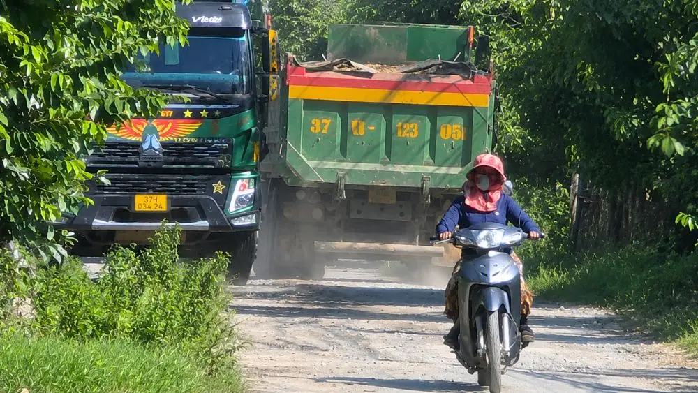 cấp, ngập nước, bụi và xe tải nối đuôi khiến người dân lo lắng, Sở Xây dựng được đề nghị kiểm tra.