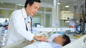 Người đàn ông 31 tuổi uống nhầm 2 ngụm dung dịch sát trùng dùng trong chăn nuôi, bị tổn thương thực quản, viêm phổi và tăng men gan.