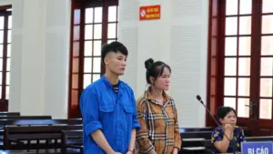 Hai bị cáo tại phiên tòa xét xử vụ vận chuyển hơn 3,7 kg ma túy, trong đó một bị cáo nhận án chung thân.