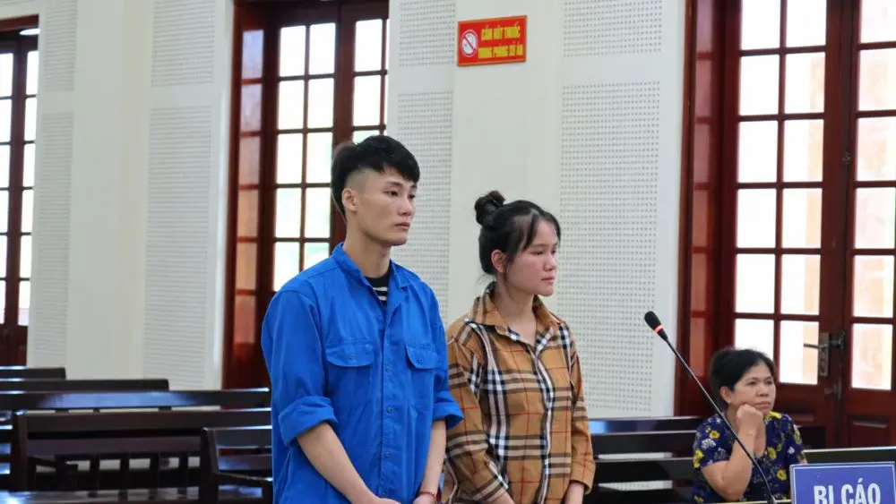 Hai bị cáo tại phiên tòa xét xử vụ vận chuyển hơn 3,7 kg ma túy, trong đó một bị cáo nhận án chung thân.