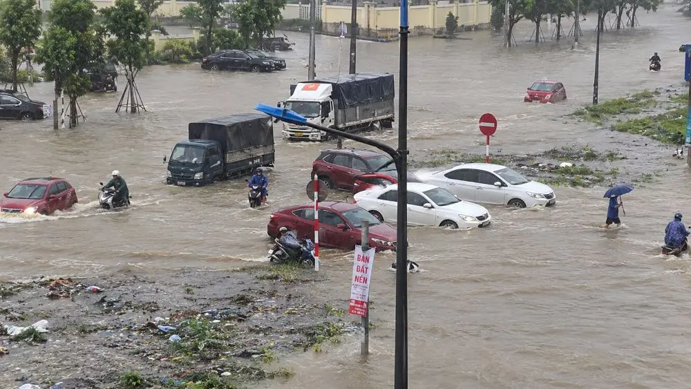 Vinh ngập nặng sau trận mưa hơn 300 mm, nhiều tuyến đường ngập 30-40 cm, ôtô phải quay đầu.