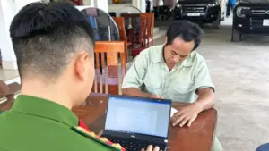 Vừ Bá Lỉa ở Nghệ An ra đầu thú sau khoảng một tháng lẩn trốn trong rừng liên quan vụ đâm em trai tử vong.