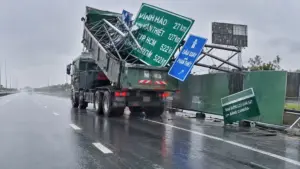 Xe ben tông sập giá long môn trên cao tốc TPHCM - Long Thành - Dầu Giây, cơ quan chức năng điều tra dấu hiệu tội phạm.