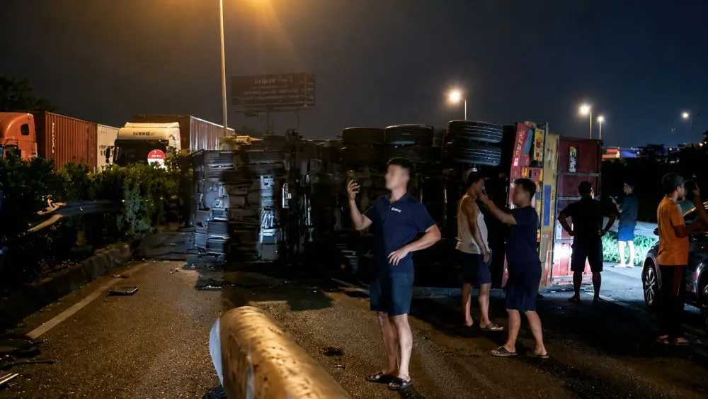 Xe chở cọc bê tông lật trên quốc lộ 5, cọc văng xuống đường gây tai nạn liên hoàn, khiến giao thông ùn tắc cả hai chiều.