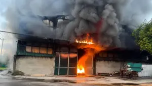 Xưởng gỗ ở Bắc Ninh cháy lớn, lửa bùng dữ dội, khói đen bốc cao hàng chục mét. Lực lượng chức năng được huy động dập lửa.