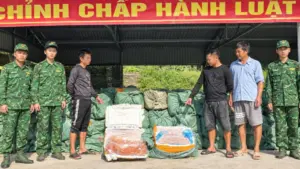 11 người bị bắt giữ khi vận chuyển trái phép hơn 6 tấn nầm lợn, trứng gà non đông lạnh không rõ nguồn gốc qua biên giới Quảng Ninh.