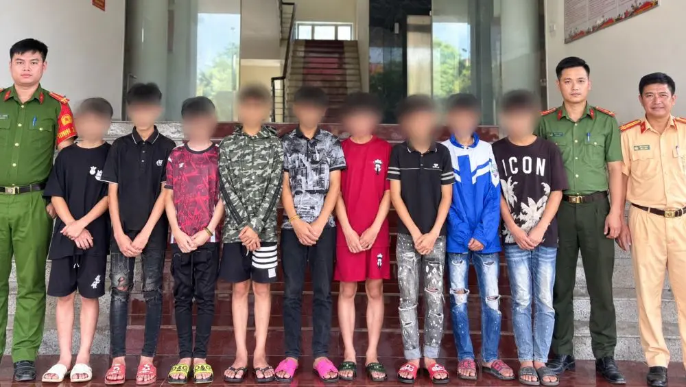 Công an làm rõ 12 thanh thiếu niên liên quan vụ ném đá vào xe khách trên cao tốc Nội Bài - Lào Cai, gây hư hỏng phương tiện.