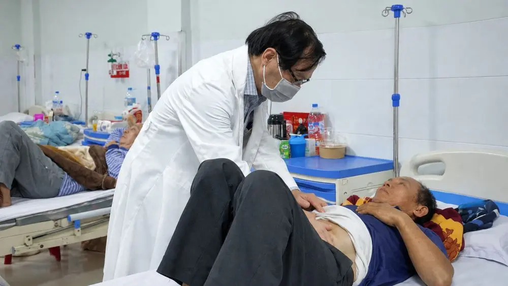 18 người ở Quảng Ngãi nghi ngộ độc sau ăn bánh mì, đang được điều trị tại các cơ sở y tế. Ngành y tế khẩn trương làm rõ nguyên nhân.