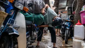 • Chủ tịch Hà Nội chỉ đạo khẩn trương kiểm tra và bố trí địa điểm kinh doanh tạm thời cho tiểu thương sau khi chợ Kim Liên đột ngột dừng hoạt động.