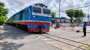 Nhân viên gác chắn đường sắt Nguyễn Tất Thành kịp thời cứu nữ sinh lớp 8 trước đầu xe container tại Đà Nẵng.